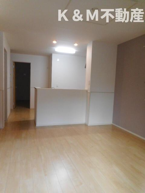 ラヴィアンローズＢの居間・リビング|ゆったりとした居間です