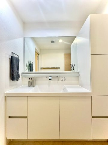 ピュアハイツ南万騎が原の独立洗面台|収納力に優れた三面鏡付き洗面台。清潔感あるホワイトデザインで、毎日の身支度も快適に行えます。