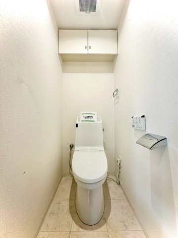 ピュアハイツ南万騎が原のトイレ|温水洗浄便座を備えた清潔感のあるトイレ。吊戸棚付きで、トイレットペーパーや掃除用品の収納にも困りません。