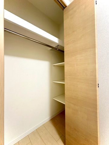 ピュアハイツ南万騎が原の収納|廊下には複数の収納を配置。日用品や掃除道具などを用途別に整理でき、住空間をすっきりと保ちます。