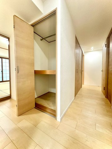 ピュアハイツ南万騎が原の収納|廊下には複数の収納を配置。日用品や掃除道具などを用途別に整理でき、住空間をすっきりと保ちます。