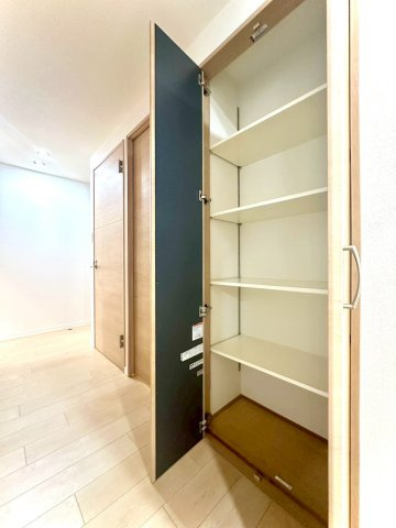 ピュアハイツ南万騎が原の収納|廊下には複数の収納を配置。日用品や掃除道具などを用途別に整理でき、住空間をすっきりと保ちます。