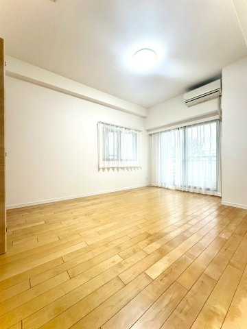 ピュアハイツ南万騎が原の洋室|やわらかな光が満ちる心地よい洋室。二面採光により通風も良く、落ち着きのある住空間が広がります。