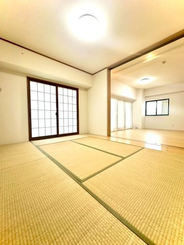 ピュアハイツ南万騎が原の和室|障子越しの柔らかな光が心地よい和室。リビングと一体利用もでき、客間や寛ぎスペースとして重宝します。