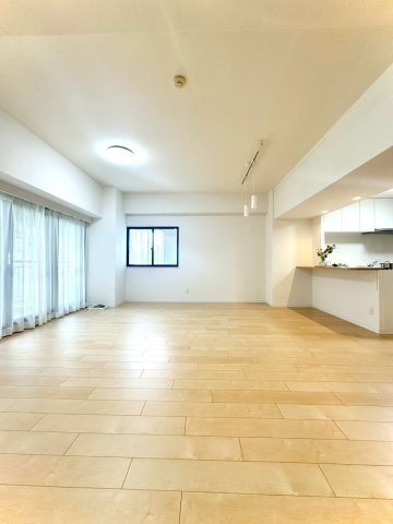 ピュアハイツ南万騎が原の居間・リビング|南向きの窓から光が差し込む明るい天井高2.7ｍ以上のリビング。約20帖超の開放的な空間で、ご家族の団欒に最適です。