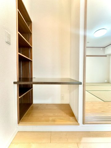 ピュアハイツ南万騎が原の収納|リビング一角に設けられたカウンタースペース。テレワークやお子様の学習にも活用できる便利な造りです。
