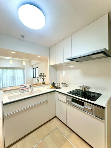 ピュアハイツ南万騎が原のキッチン|リビングを見渡せる対面式カウンター。ご家族との会話を楽しみながら料理ができる温かな空間です。