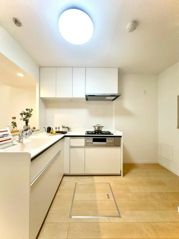 ピュアハイツ南万騎が原のキッチン|ホワイトを基調としたL字型キッチン。動線に優れ、家事のしやすさと清潔感を両立したデザインです。