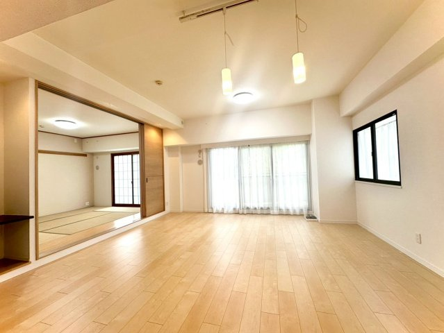 ピュアハイツ南万騎が原の居間・リビング|窓が多く、日中は照明いらずの明るさ。木目のフローリングがやさしい雰囲気を演出しています。