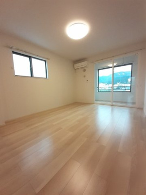 【居間・リビング】 | リバーサイド塚脇Ｃ