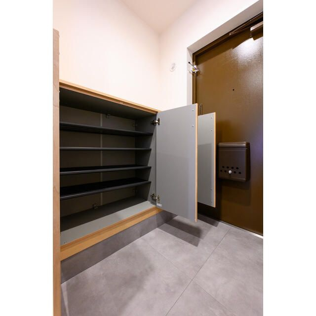 コンフォリア墨田三丁目の玄関|シューズボックス