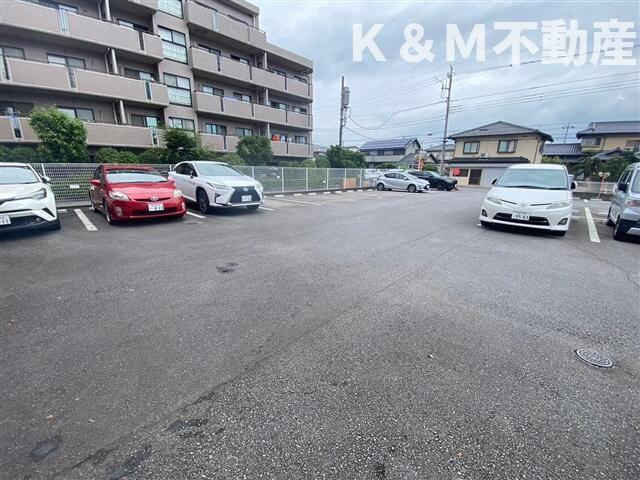 ピュアリティ柏の駐車場|車をお持ちの方に嬉しい駐車場付きの物件です