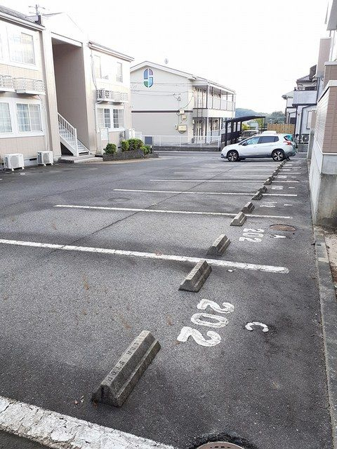アーバンヒルズ黒笹Ａの駐車場