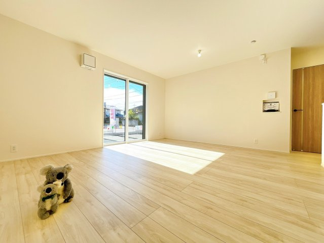 【居間・リビング】 | 高崎市江木町　新築住宅 | 家族が自然と集まるリビング・ダイニング明るい光が差し込み、笑顔があふれる心地よい空間です。ゆったりとした広さで、くつろぎの時間をお過ごしいただけます。