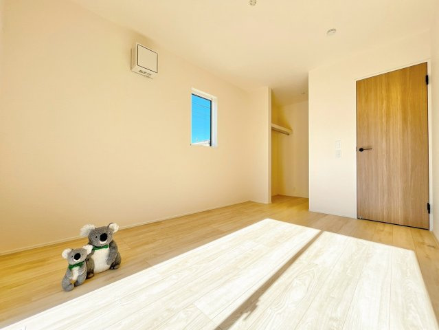【洋室】 | 高崎市江木町　新築住宅 | 窓からそそがれる暖かみのある明るい空間。広々としたプライベート空間で自分の時間を楽しめます。フローリング仕様で普段のお掃除も楽々です。