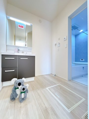 【独立洗面台】 | 高崎市江木町　新築住宅 | 明るく快適な空間が、毎日の身支度を心地よく。
