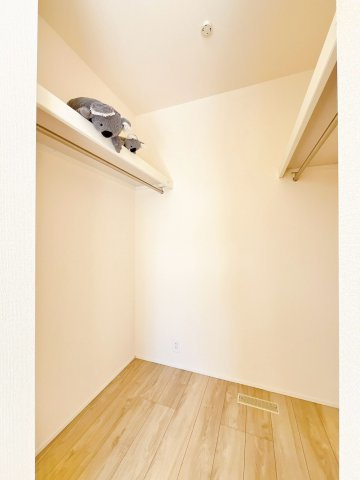 【収納】 | 高崎市江木町　新築住宅 | たっぷり収納できるウォークインクローゼット付き！衣類や小物はもちろん、季節家電やスーツケースもすっきり片付きます。