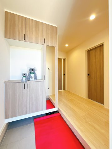 【玄関】 | 高崎市江木町　新築住宅 | 自然光が差し込む明るい玄関は、帰るたびにほっとする暖かな雰囲気。木目調のドアや床が、優しい印象を与えてくれます。