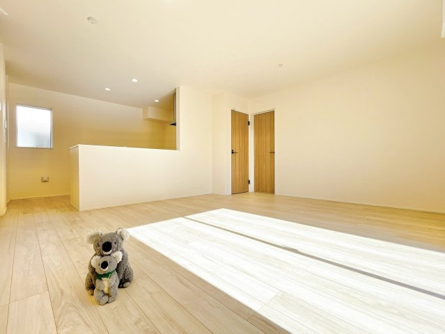 【居間・リビング】 | 高崎市江木町　新築住宅 | 開放感あふれるリビング・ダイニングは、光と風を感じながら過ごせる心地よい空間。インテリアの映える落ち着いたデザインで、ゆとりある毎日を演出します。