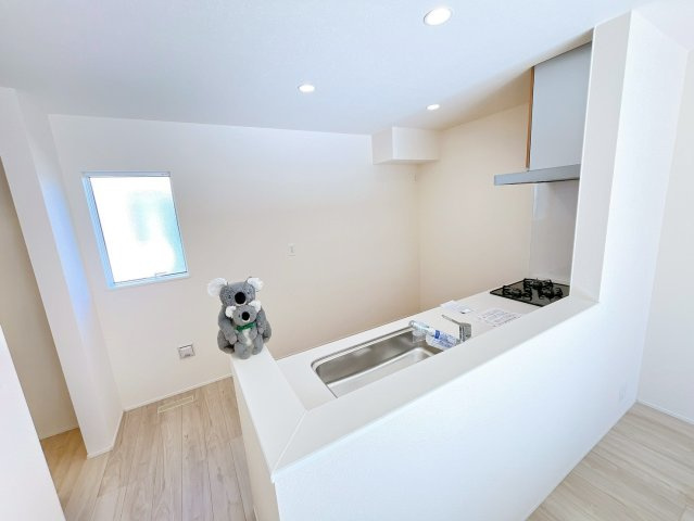 【キッチン】 | 高崎市江木町　新築住宅 | お料理をしながら家族との会話が楽しめる対面キッチン。リビングで遊ぶお子様を見守りながらお料理が出来ます。出来上がったお料理や後片付けを手伝ってもらうなど家事分担ができます。