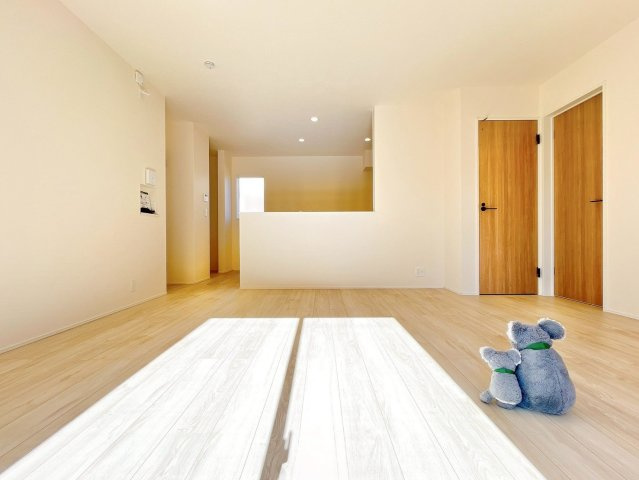 【居間・リビング】 | 高崎市江木町　新築住宅 | ≪LDK≫
陽当りも良いリビング。
光が差し込む明るい空間はいつもの時間をより特別に…穏やかなひと時を一層充実した時間へ変えてくれます。