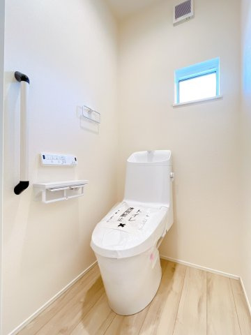 【トイレ】 | 高崎市江木町　新築住宅 | 清潔感にあふれた空間と機能的な洗浄装置。毎日何度も使う場所だから快適に。便利に。