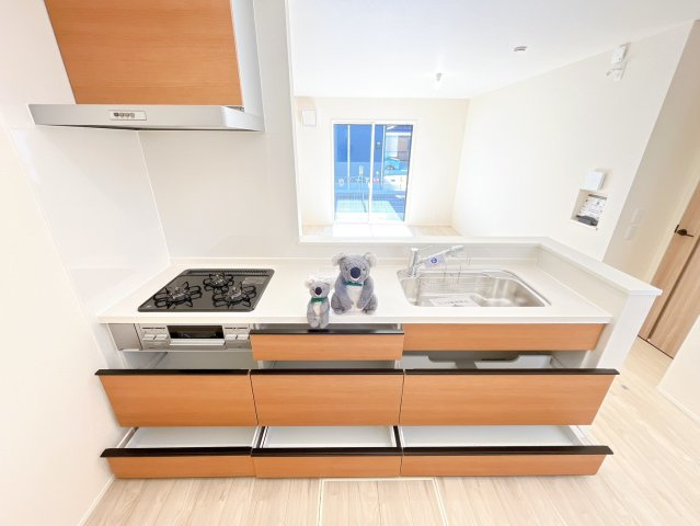 【キッチン】 | 高崎市江木町　新築住宅 | 忙しい毎日にうれしい、広々としたシステムキッチン。
収納たっぷりで調理器具も調味料もまとめて収納できます。