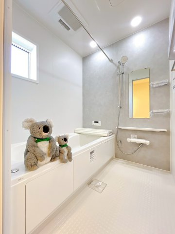 【浴室】 | 高崎市江木町　新築住宅 | ほどよい優しいライトに包まれたバスルーム。香りの良いバスソルトに身をまかせ、浴槽でゆっくりと深呼吸。一日の疲れが癒されます。