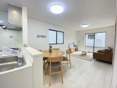 【居間・リビング】 | 那覇市識名（全2棟）A号棟 | ※同仕様写真です