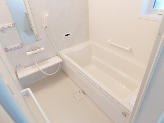 清須市西枇杷島町古城１丁目の新築一戸建の浴室|◇浴室◇　　広い１坪サイズ・浴室暖房乾燥機・追い焚き機能付・ゆったり断熱浴槽・オートバス・バリアフリー・浴室窓あり　カウンターは取り外し可能でお手入れらくらく♪