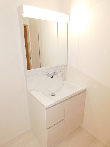 清須市西枇杷島町古城１丁目の新築一戸建の独立洗面台|◇洗面室◇　　三面鏡シャンプードレッサー　くもり止め仕様