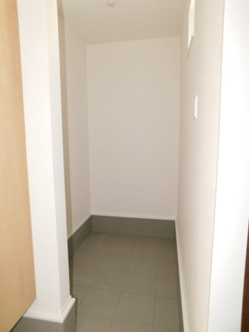 清須市西枇杷島町古城１丁目の新築一戸建の玄関|◇シューズインクローク◇　　ベビーカーやアウトドア用品が置ける土間収納完備！