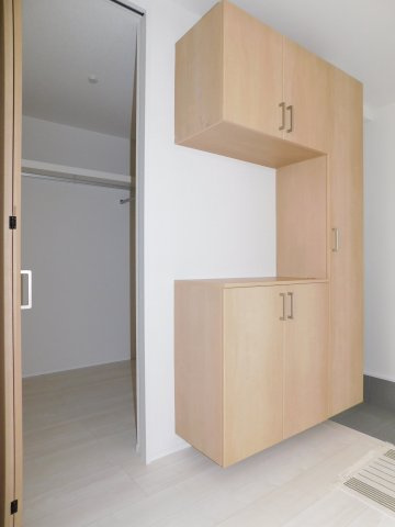清須市西枇杷島町古城１丁目の新築一戸建の玄関|◇玄関収納◇　　家族の履物をしっかりと収納できるシューズＢＯＸと大型ウォークインクローゼット完備♪