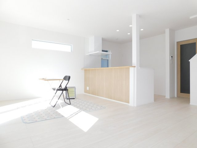 清須市西枇杷島町古城１丁目の新築一戸建の居間・リビング|◇リビング◇　　南面で明るいリビング１７．０帖　リビングや庭の様子が見える対面キッチン♪