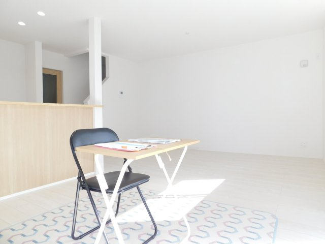 清須市西枇杷島町古城１丁目の新築一戸建の居間・リビング|◇リビング◇　　南面で明るいリビング１７．０帖　家族のコミュニケーションの機会が増えるリビング階段♪