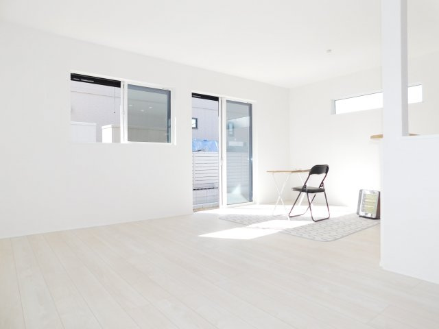 清須市西枇杷島町古城１丁目の新築一戸建の居間・リビング|◇リビング◇　　南面で明るいリビング１７．０帖　白を基調にした開放感のある快適なリビング♪