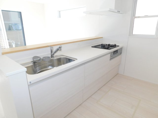 清須市西枇杷島町古城１丁目の新築一戸建のキッチン|◇キッチン◇　　人気の対面式・人造大理石カウンター・浄水機能付ハンドシャワー・静音仕様シンク・薄型換気扇・Ｓｉセンサーコンロ（３口）・前面コンセント完備・床下収納庫付き