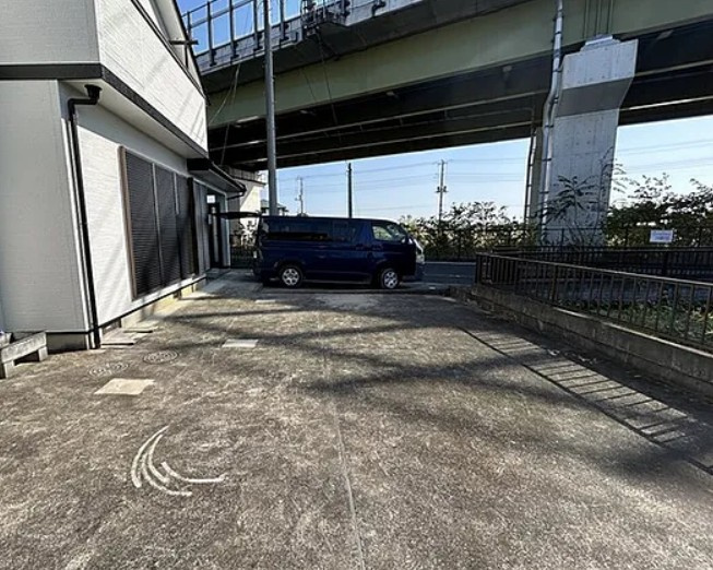 【中古】比企郡川島町三保谷宿リフォーム中古住宅の駐車場