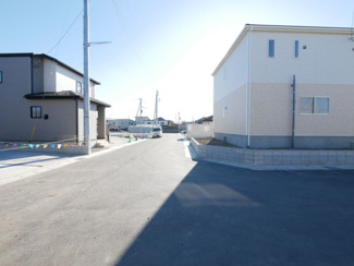 【前面道路含む現地写真】 | 新築住宅が立ち並ぶ新興住宅地