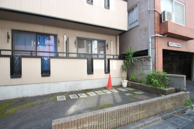 ラフィネ池之端の駐車場