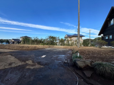 【前面道路含む現地写真】 | 鉾田市上沢　ログハウス　4LDK