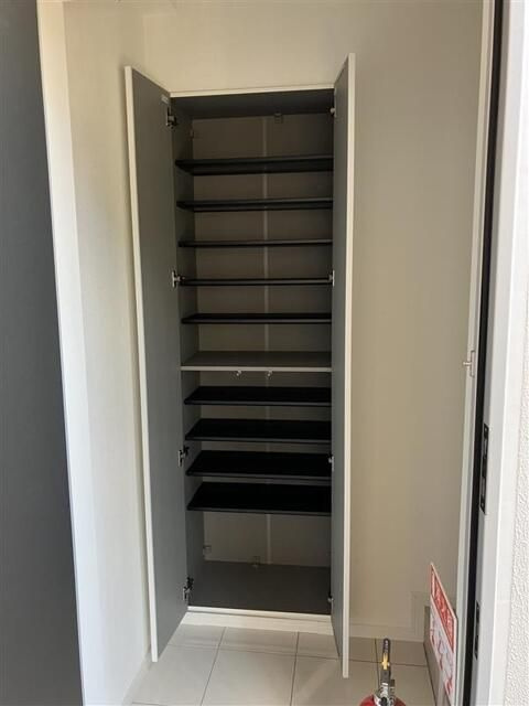 小川町１１６３ビルの玄関