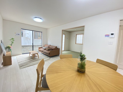 【居間・リビング】 | 那覇市識名（全2棟）B号棟 | ※同仕様写真です