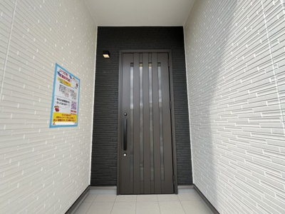 【玄関】 | 那覇市識名（全2棟）B号棟 | ※同仕様写真です