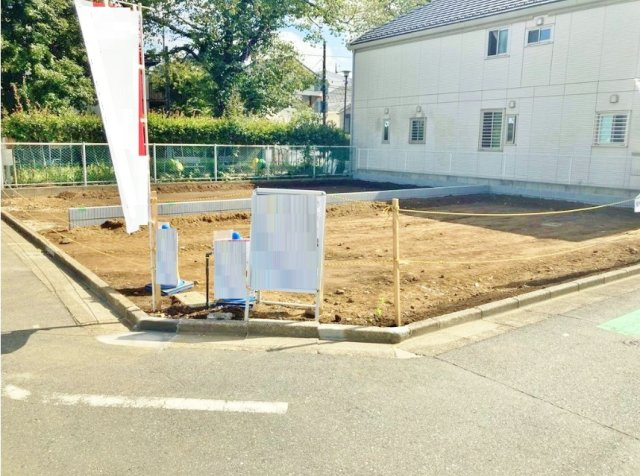 練馬区中村1丁目 全2棟 1号棟の前面道路含む現地写真|光と風に恵まれた角地
北側約6.0ｍ公道×西側約4.0ｍ公道に面した整形地
2号棟隣地も建物がなく開放的です
