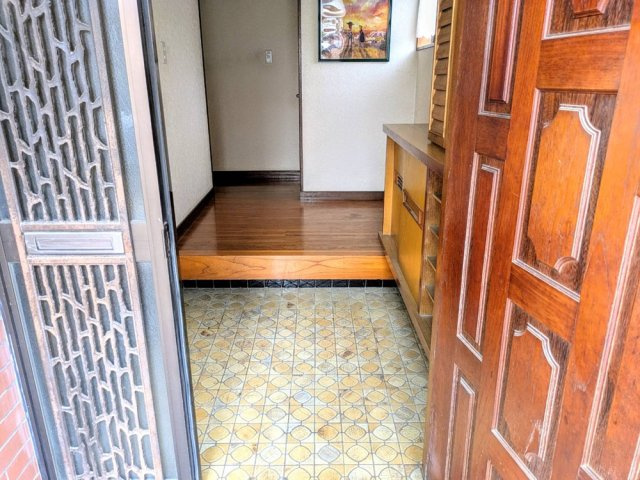 狭山市広瀬東　中古戸建ての玄関