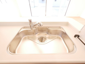 【キッチン】 | 甲斐市篠原 オール電化新築全3棟 2号棟 全室南向 車並列3台 | 浄水器一体型水栓付きキッチンシンク