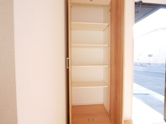【収納】 | 甲斐市篠原 オール電化新築全3棟 2号棟 全室南向 車並列3台 | 玄関横の収納