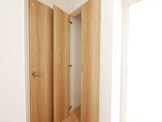 【収納】 | 甲斐市篠原 オール電化新築全3棟 2号棟 全室南向 車並列3台 | ２階トイレ横の収納