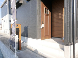【玄関】 | 甲斐市篠原 オール電化新築全3棟 2号棟 全室南向 車並列3台 | お洒落な玄関扉　袖付き玄関で人目を遮ります。